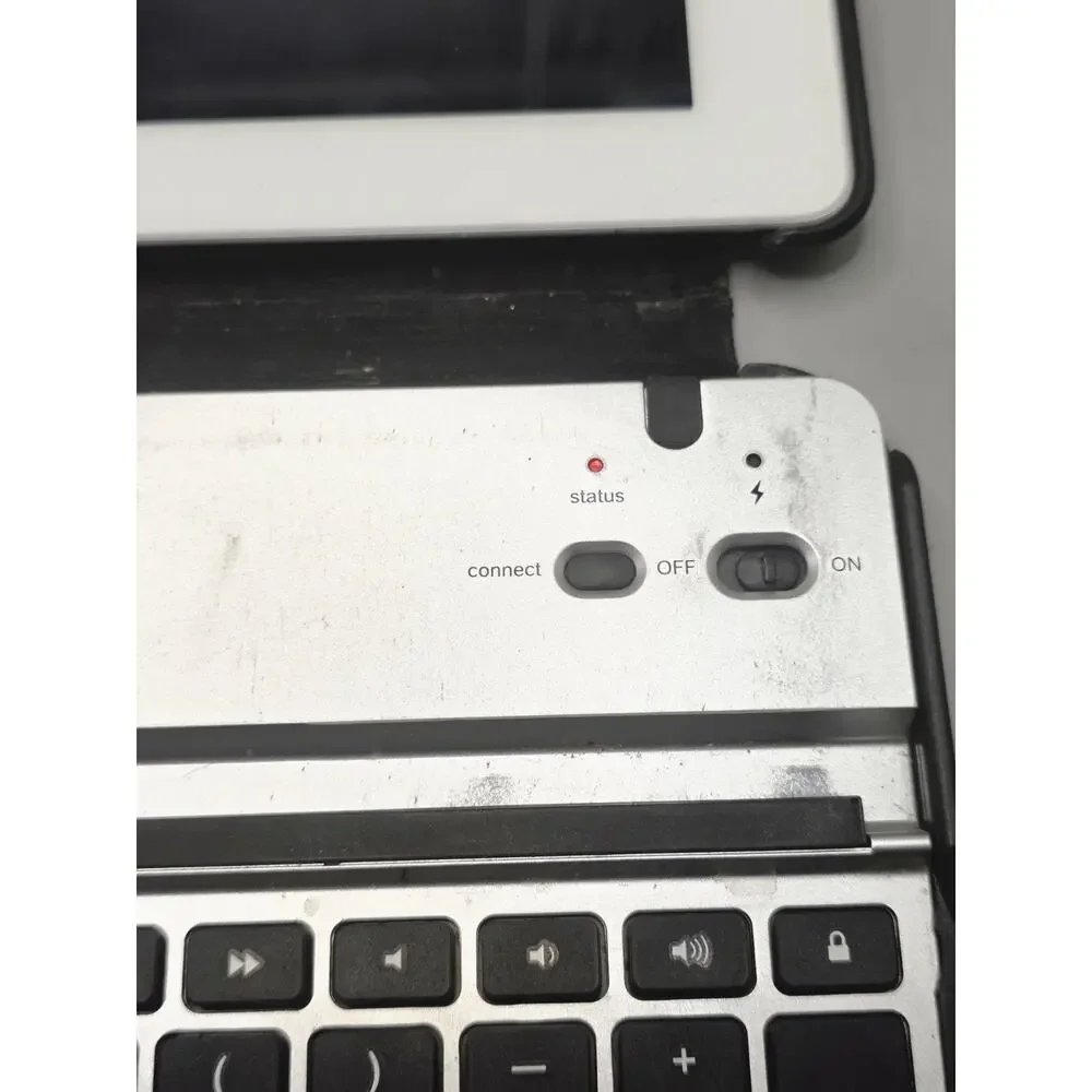 Apple iPad 2 3 4 Gen White Tablet Bundle ZAGG Wireless Bluetooth Keyboard Case